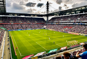 Mehr über den Artikel erfahren 1. Bundesliga: Zuschauerzahlen und Auswärtsfahrer des 3. Spieltags
