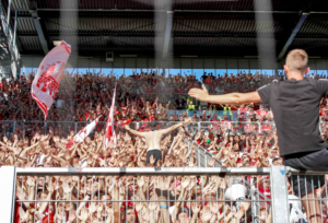 Mehr über den Artikel erfahren Bundesliga 2022/23: Auswärtsfahrer, Gästeblock-Auslastung und ausverkaufte Gästebereiche