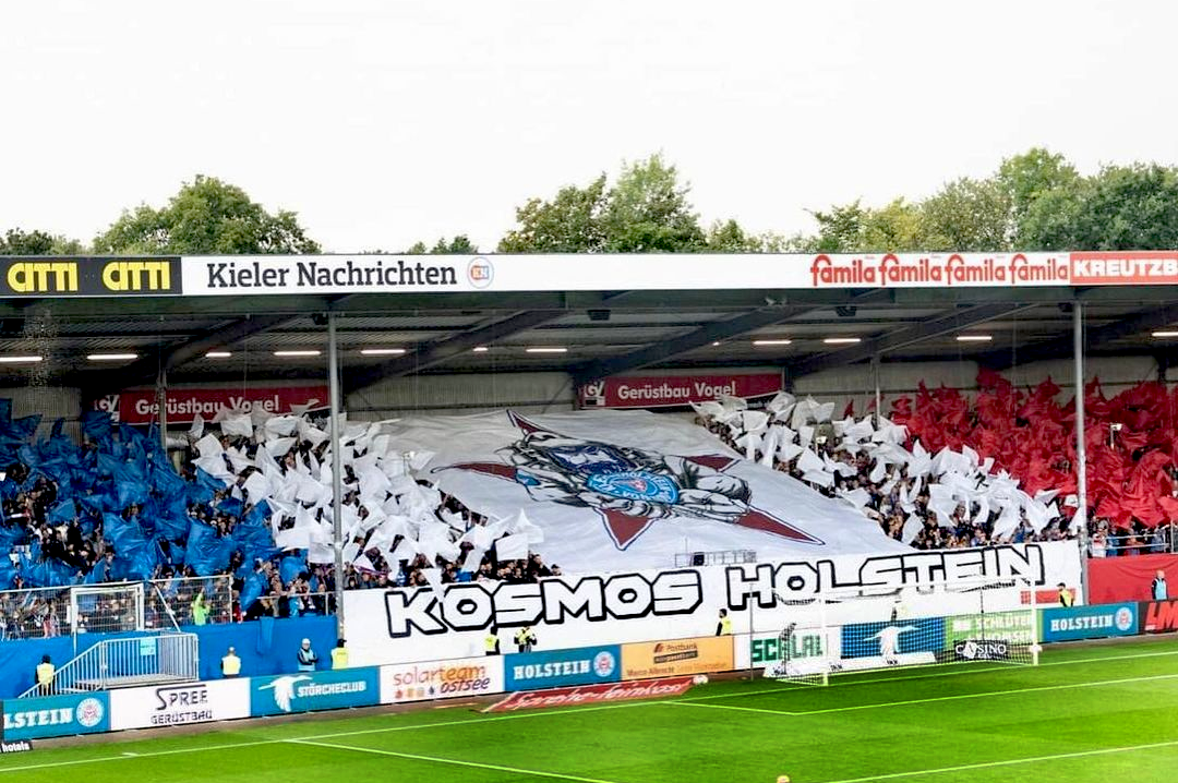 Kiel gegen den HSV. Foto: Instagram @tueuenlueued