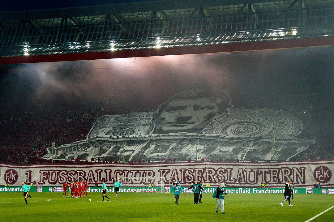 Kaiserslautern gegen den HSV 1/2. Foto: Der Betze brennt