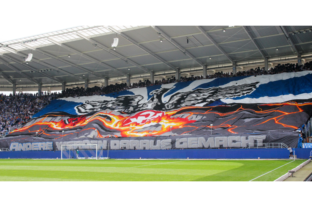 Karlsruhe gegen Kaiserslautern 1/2. Foto: Der Betze brennt