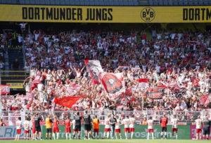 Mehr über den Artikel erfahren Größter Gästeanhang der Drittligasaison: Essen reist mit 8.000 Fans nach Dortmund