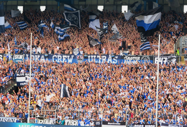 Du betrachtest gerade Bielefeld gegen den HSV vor ausverkauftem Haus