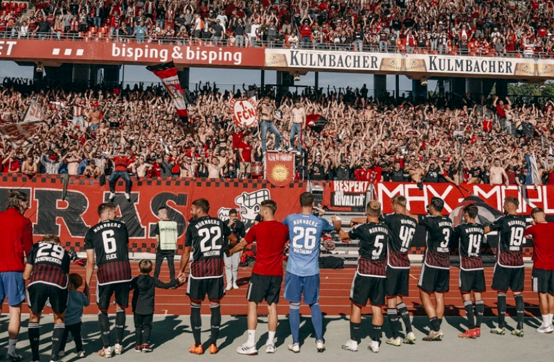 Der 1. FC Nürnberg führt die Oktober-Tabelle der 2. Bundesliga an