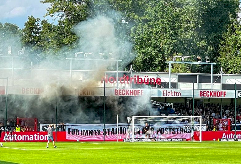 Du betrachtest gerade Große Kulisse für das kleine Verl: Ostwestfalen-Duell vor ausverkauftem Haus