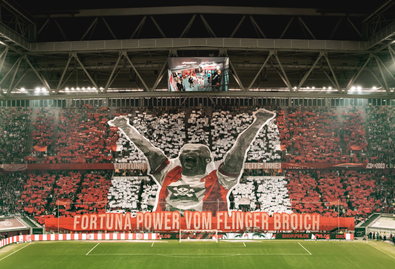 Du betrachtest gerade Fortuna Düsseldorf vor ausverkauftem Haus gegen Schalke 04