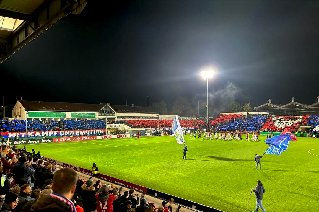 Unterhaching gegen Düsseldorf 1/2. Foto: Instagram: @auswaertsbratwurst