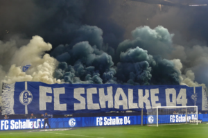 Mehr über den Artikel erfahren Zuschauerschnitt erstmals über 60.000: Schalke stellt Zweitligarekord auf
