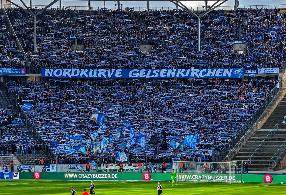 Du betrachtest gerade Ansturm auf Gästetickets: Schalke könnte Stadien alleine füllen