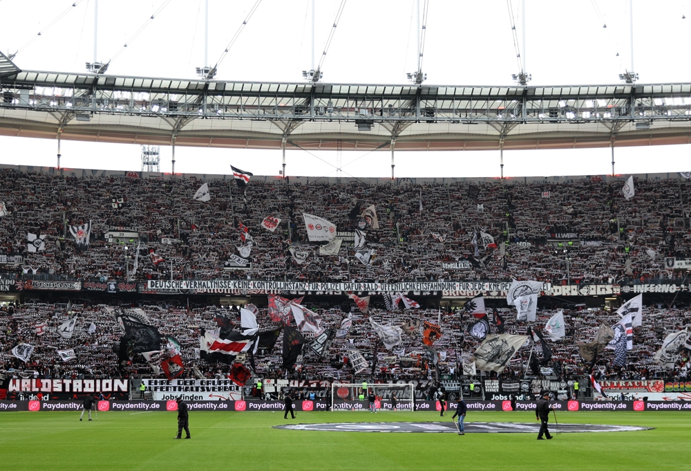 Du betrachtest gerade Eintracht Frankfurt hat die fanfreundlichsten Stehplatzpreise der Bundesliga