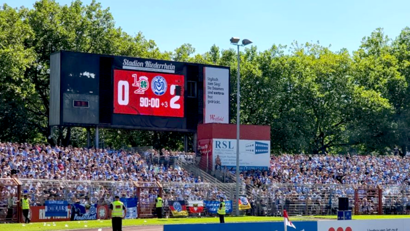 Fußballverrückte Revierklubs: Schalke und Duisburg sorgen für riesige Gästekulissen