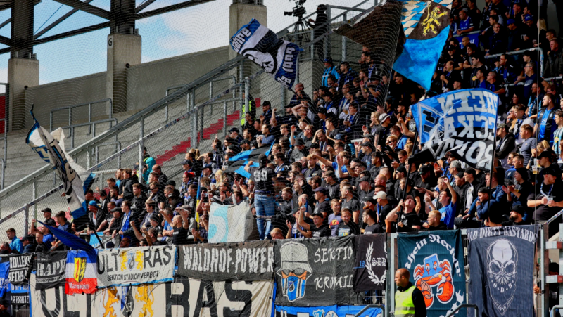 Viele Fans in Ingolstadt dabei: Fans des SV Waldhof trotzen der Anstoßzeit