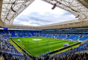 Mehr über den Artikel erfahren Tote Hose Hoffenheim: Über 10.000 Plätze bleiben bei Bundesliga-Premiere von Holstein Kiel frei