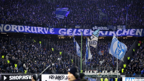 Schalke-Fans mit Nachwuchskeeper im Gästeblock auf Platz 1