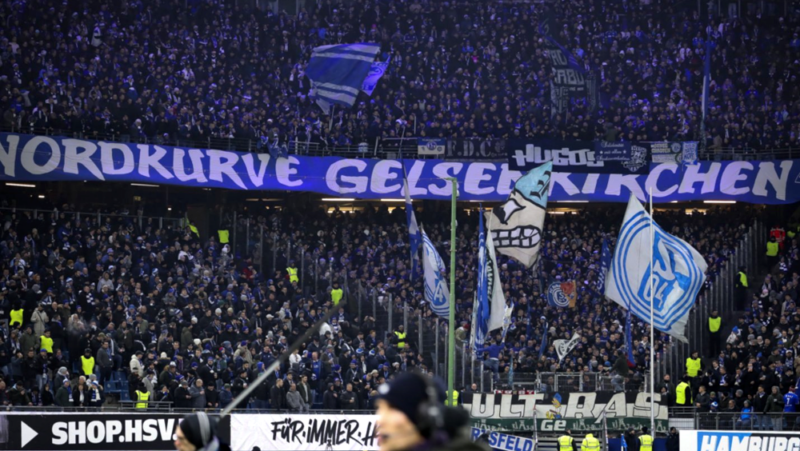 Schalke-Fans mit Nachwuchskeeper im Gästeblock auf Platz 1