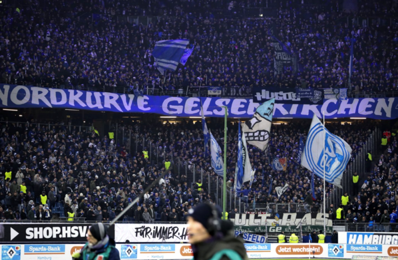 Schalke-Fans mit Nachwuchskeeper im Gästeblock auf Platz 1