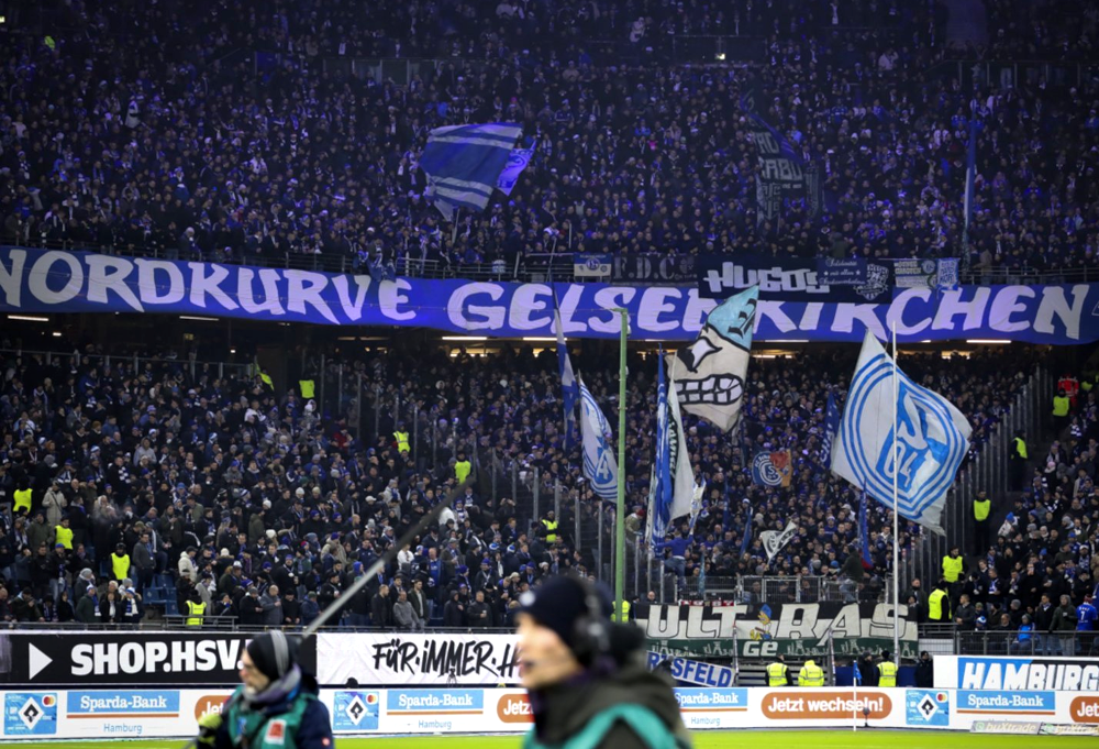 Du betrachtest gerade Schalke-Fans mit Nachwuchskeeper im Gästeblock auf Platz 1