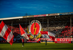 Mehr über den Artikel erfahren Energie Cottbus vor Rekordkulisse gegen Hansa Rostock
