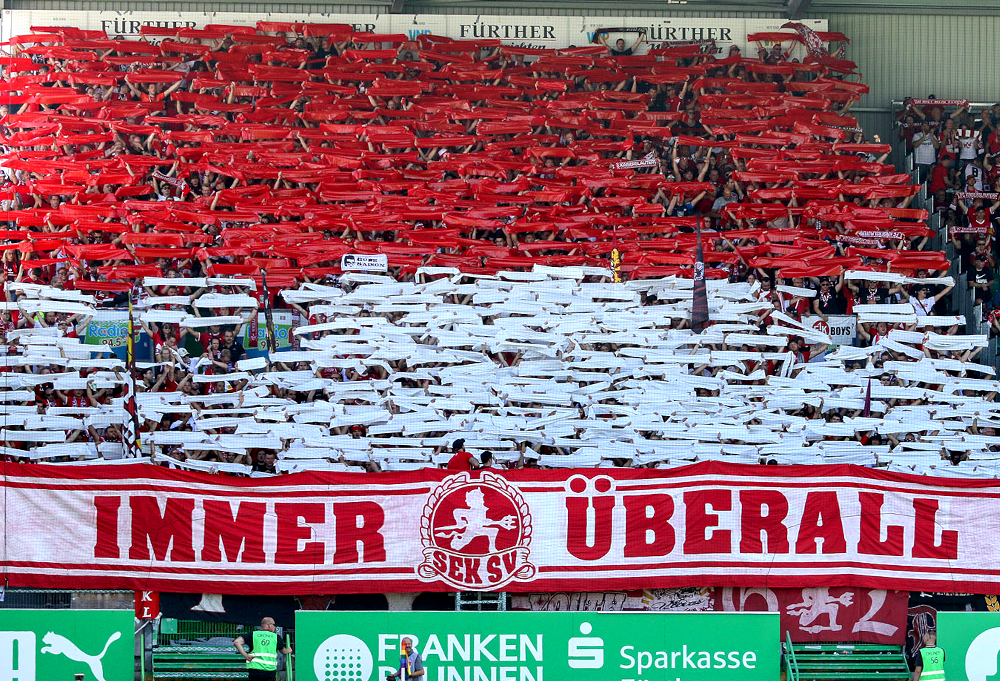 Du betrachtest gerade Kaiserslautern sorgt für zweitgrößte Kulisse in Fürth