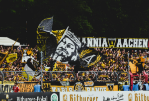 Mehr über den Artikel erfahren Alemannia Aachen sorgt für Zuschauerrekord bei Viktoria Köln