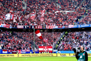 Mehr über den Artikel erfahren Einzug in Top 10: FCK knackt beim HSV die 50.000 Auswärtsfahrer