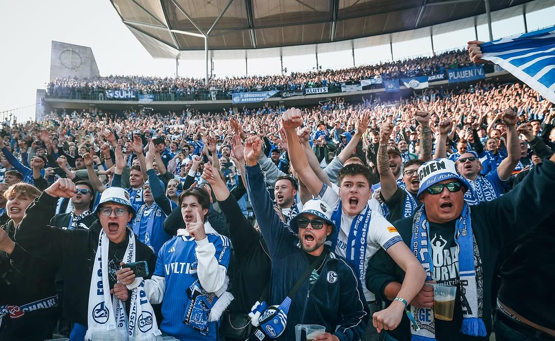 Du betrachtest gerade Schalke mit Saisonrekord: Die größten Gästekulissen der Saison