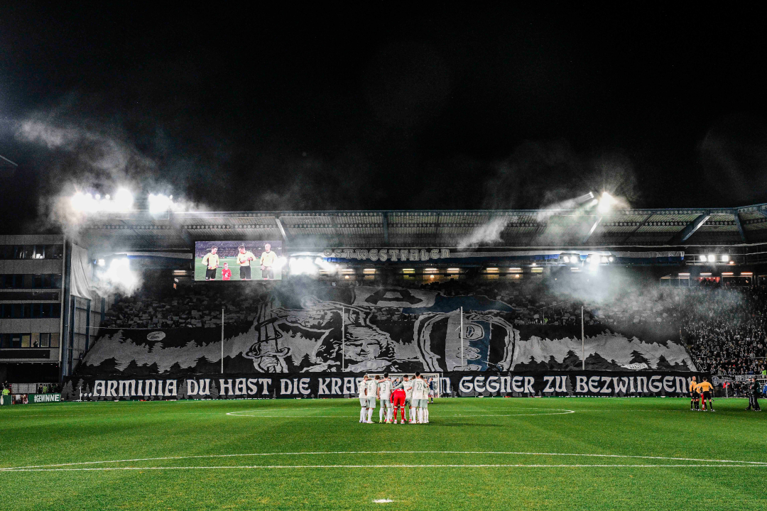 Die Choreo von den Fans von Arminia Bielefeld beim Pokalspiel gegen Bremen.