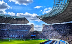 Mehr über den Artikel erfahren Ausverkauft-Serie von Schalke 04 droht bei Hertha BSC ein Ende