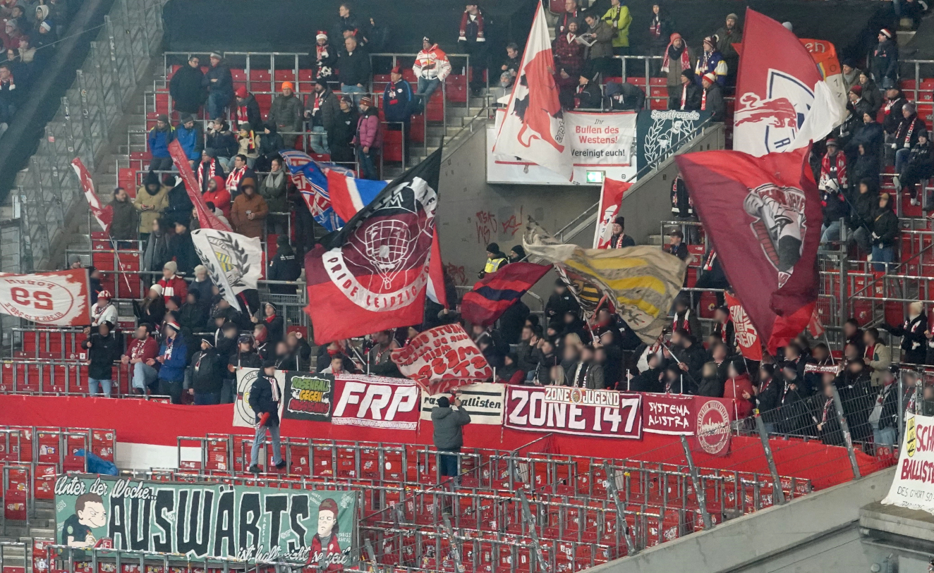 Du betrachtest gerade Halbleerer Gästeblock beim Halbfinale von RB Leipzig in Stuttgart