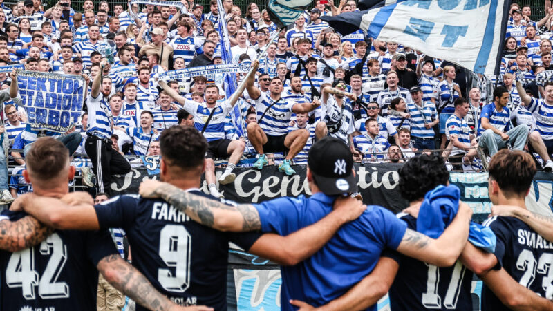 Die Fans des MSV Duisburger feiern mit ihrer Mannschaft.