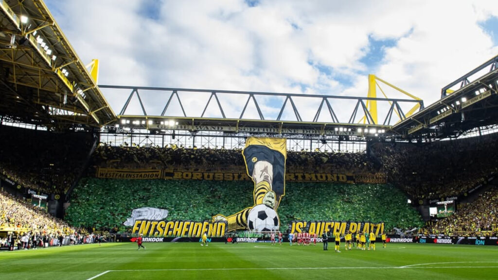 Die Zuschauer von Borussia Dortmund beim ersten Bundesliga-Heimspiel 2025/26 gegen Union Berlin.