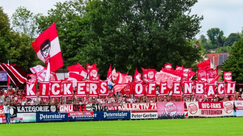 Die Auswärtsfahrer von Kickers Offenbach in der Regionalliga Südwest.