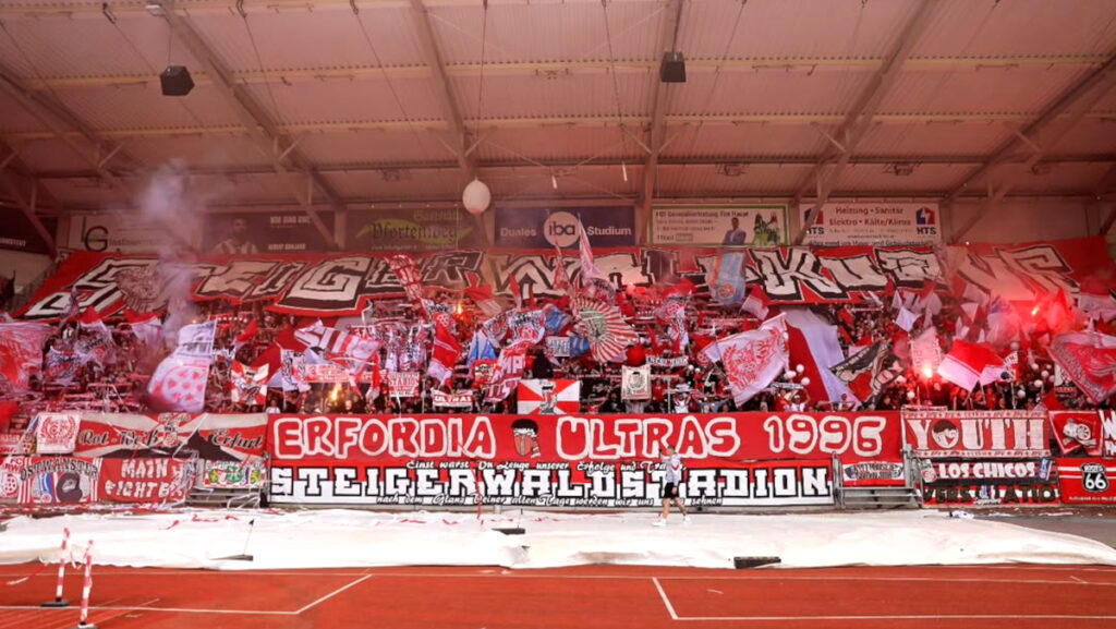 Die Fans des FC Rot-Weiß Erfurt beim Spiel gegen Halle.
