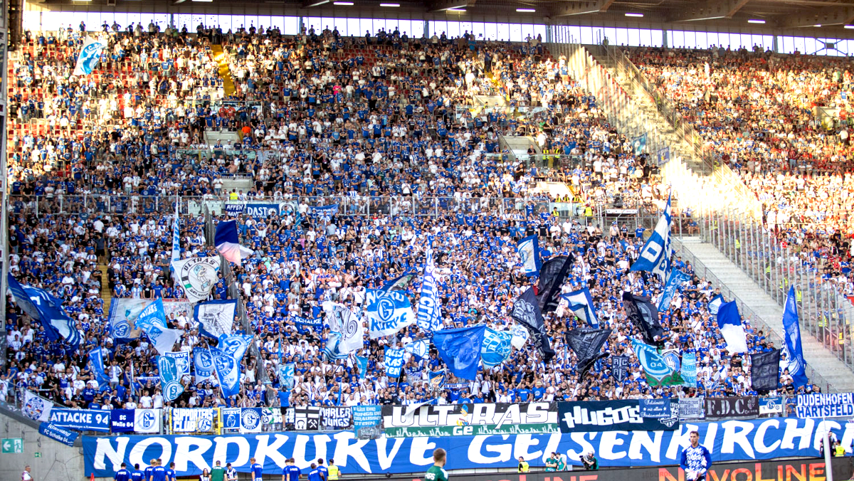 Die Auswärtsfahrer von Schalke 04 in Kaiserslautern.