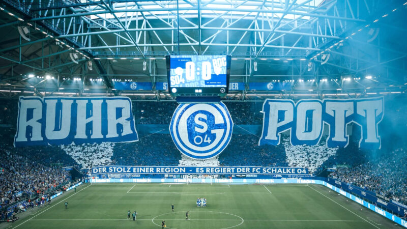 Die Zuschauer beim Revierduell zwischen Schalke und Bochum.