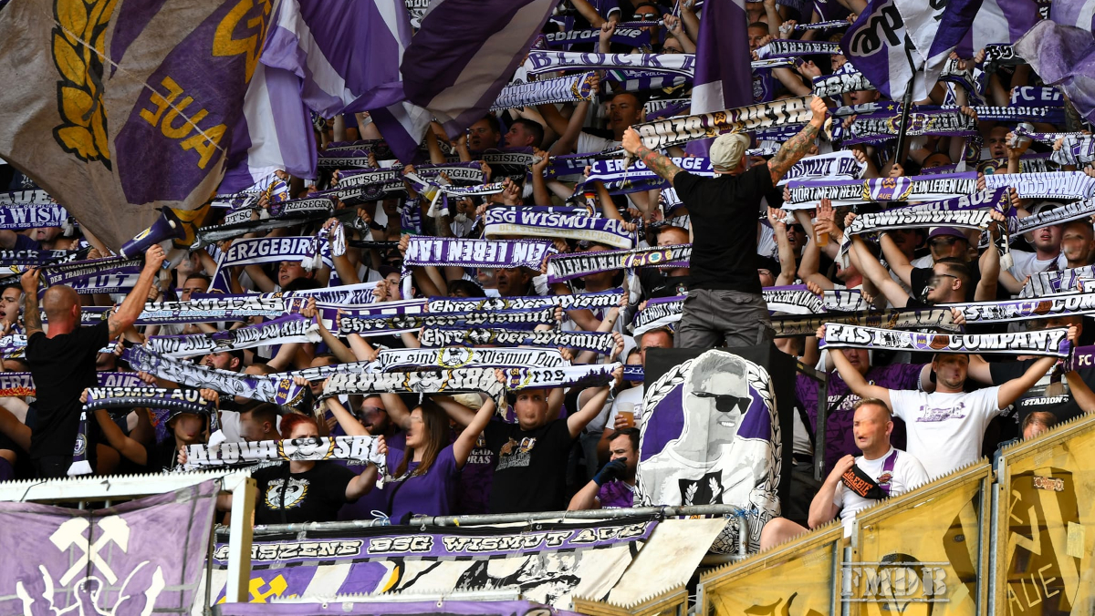 Die Fans vom FC Erzgebirge Aue in Aachen.