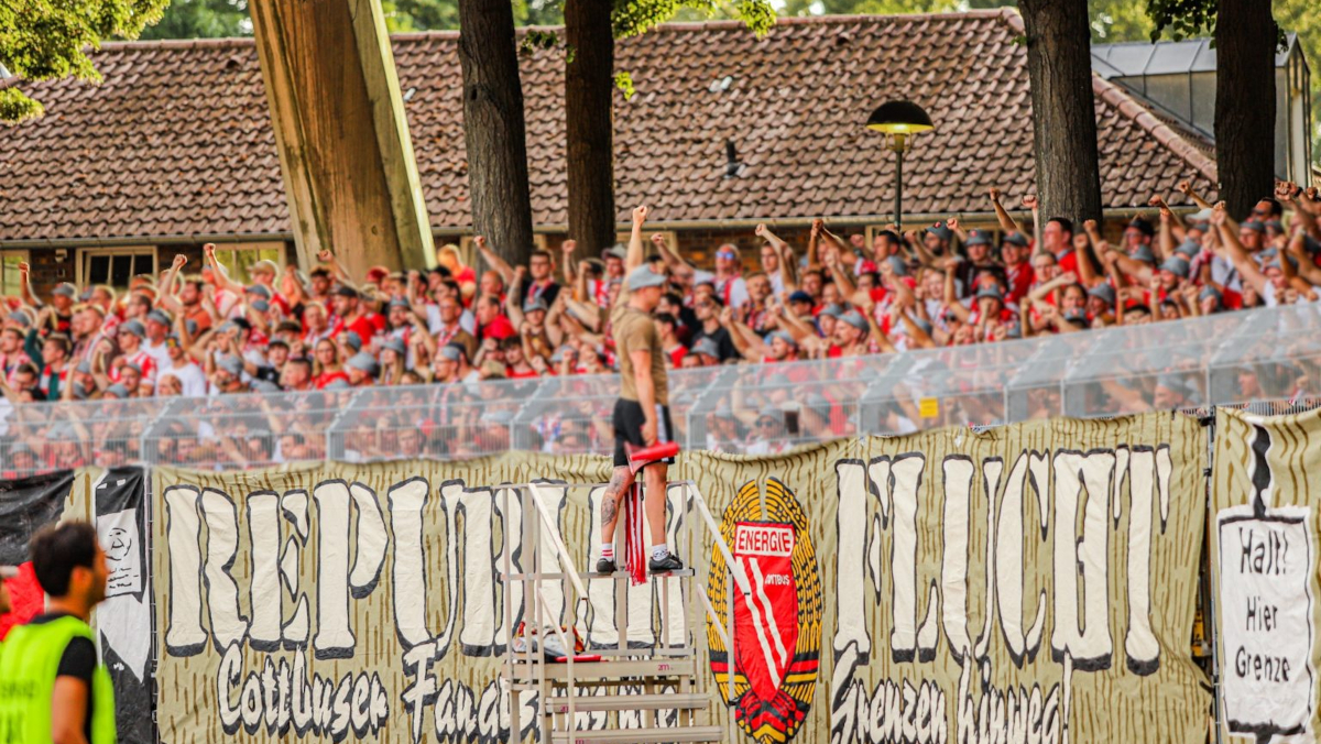 Die Fans von Energie Cottbus in Schweinfurt.