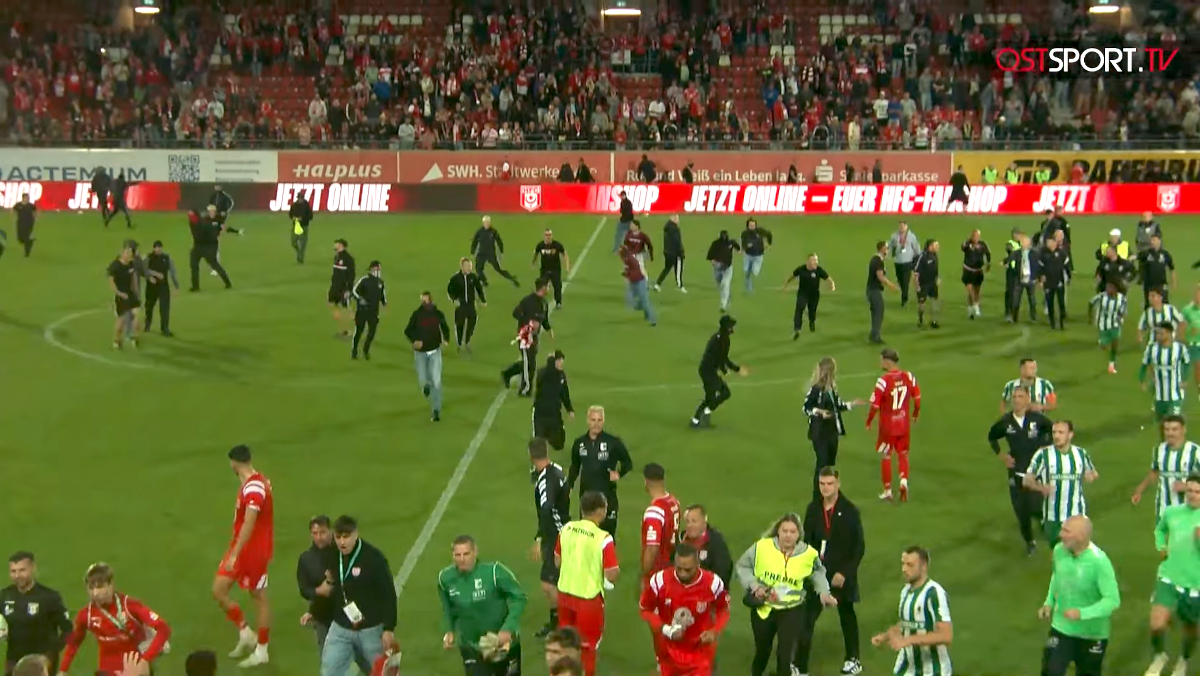 Du betrachtest gerade Chaos in der Regionalliga: Fans jagen Spieler vom Feld
