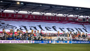 Mehr über den Artikel erfahren Halle steuert gegen Chemie Leipzig auf Regionalliga-Rekord zu