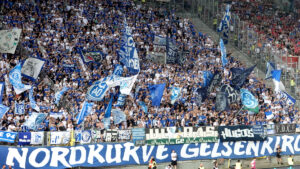 Mehr über den Artikel erfahren Schalke 04 mit größter Gästekulisse der Saison bei Hannover 96