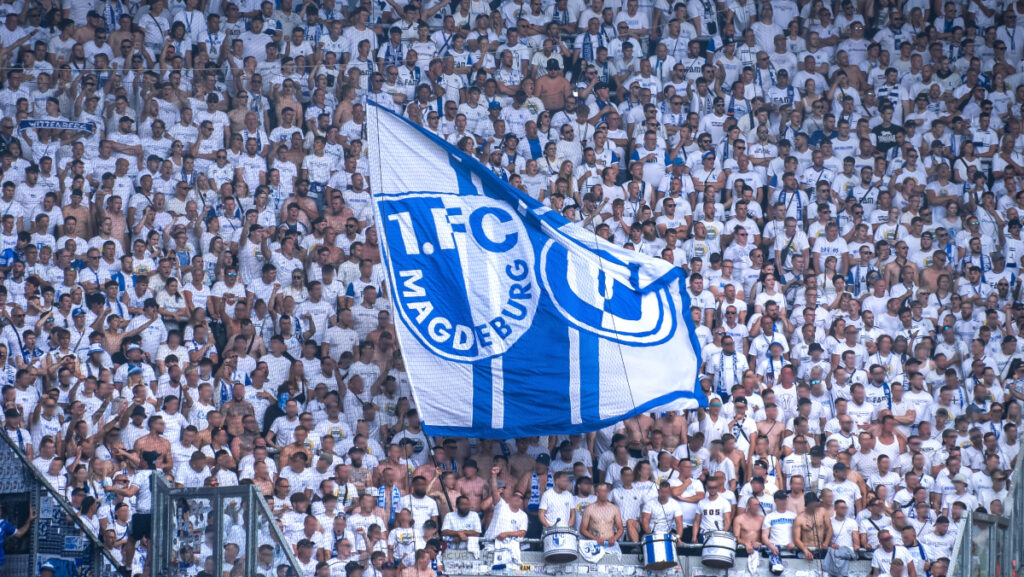 Die Fans vom 1. FC Magdeburg reisen am Dienstag zu RB Leipzig.