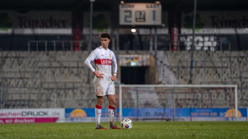 Noah Darvich (VfB Stuttgart II) vor den leeren Rängen beim Spiel der 3. Liga gegen Havelse.