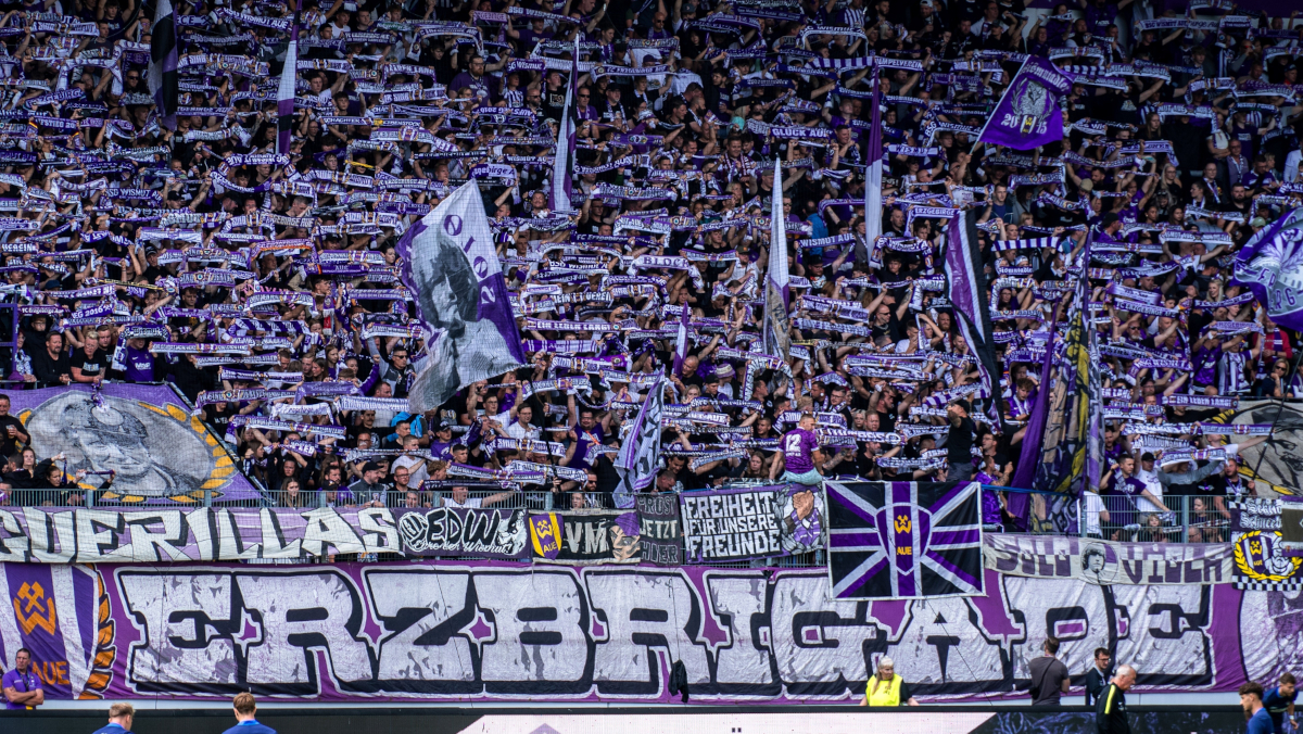 Du betrachtest gerade Aue stellt in Rostock Auswärtsfahrer-Rekord auf