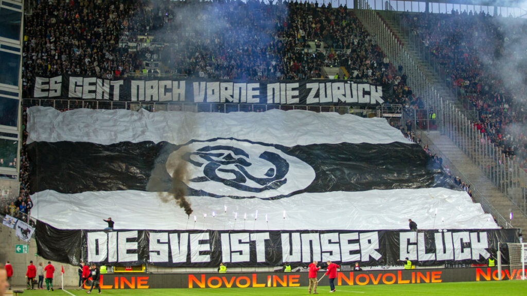 Die Fans von Elversberg in Kaiserslautern
