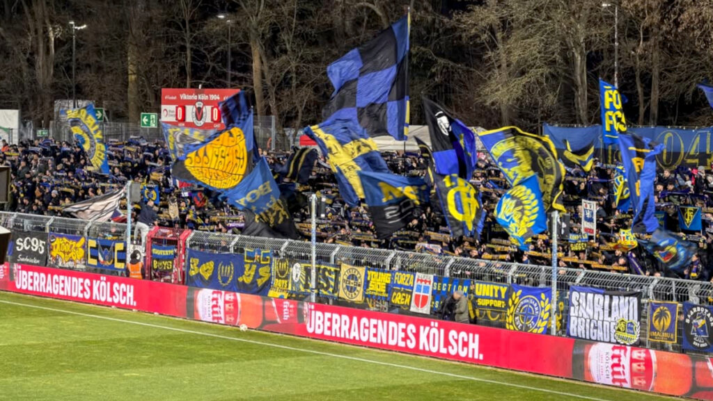 Die Fans des 1. FC Saarbrücken bei Viktoria Köln in der 3. Liga.