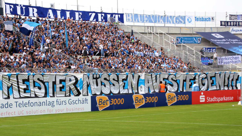Die Fans von 1860 München fordern "Meister müssen aufsteigen" an den DFB.