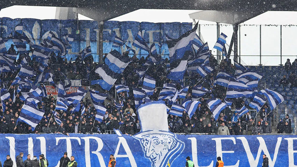 Die Fans des SV Darmstadt 98 in der 2. Liga bei Eintracht Braunschweig.