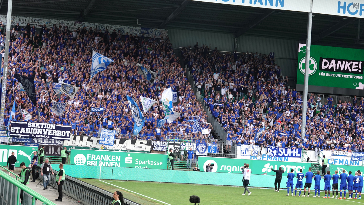 Du betrachtest gerade Schalke-Ansturm: Fürth bittet Fans um eigenständige Fantrennung