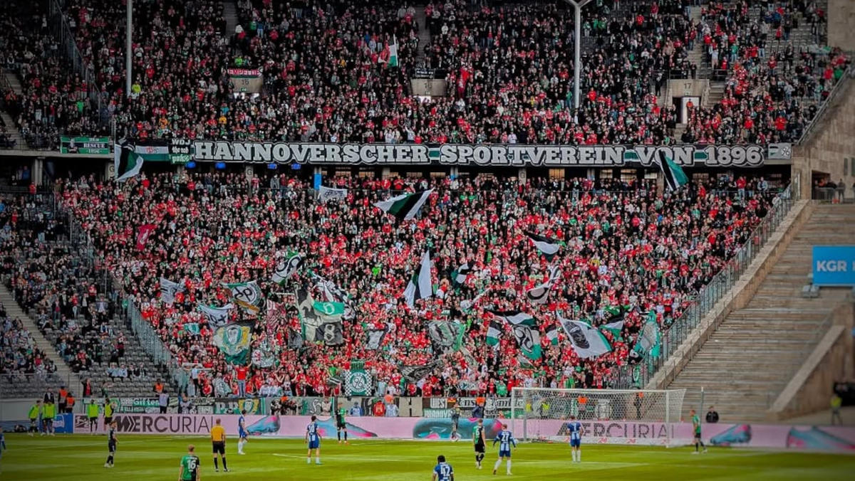 Du betrachtest gerade Hannover 96 in Berlin mit größter Gästekulisse der Saison