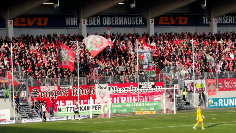 Die Fans von Rot-Weiß Oberhausen in der Regionalliga West.
